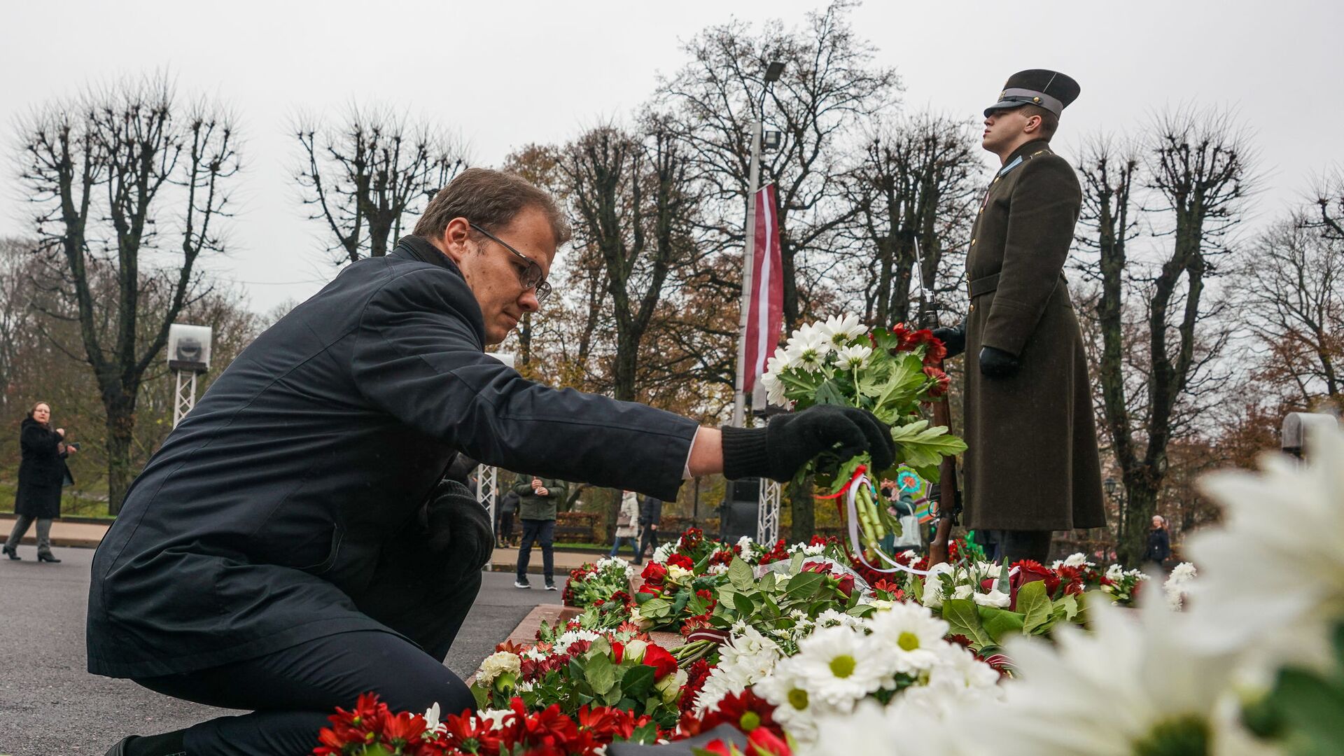 Лидер Нацобъединения Райвис Дзинтарс возлагает цветы к памятнику Свободы - Sputnik Латвия, 1920, 26.04.2022