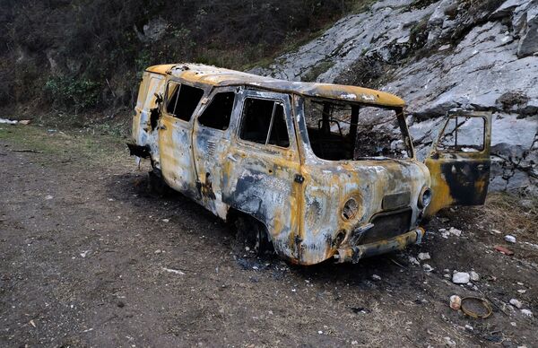 Apšaudēs bojāta automašīna ceļa malā Kalnu Karabahā - Sputnik Latvija
