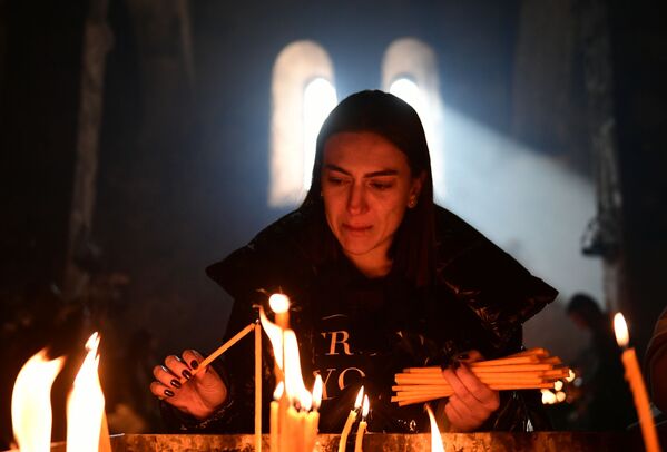 Sieviete Dadivankas klostera baznīcā Kalnu Karabahā - Sputnik Latvija