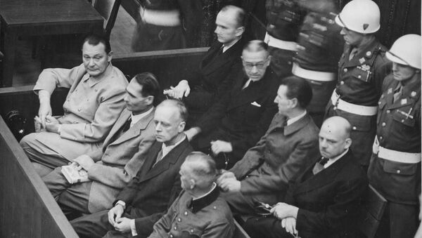 Hermanis Gērings, admirālis Karls Dēnics, admirālis Ērihs Rēders, Rūdolfs Hess, Baldurs fon Šīrahs un Joahims fon Ribentrops uz apsūdzēto sola Nirnbergas procesa laikā. - Sputnik Latvija