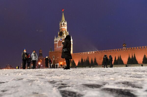 Прохожие на Красной площади в Москве - Sputnik Латвия