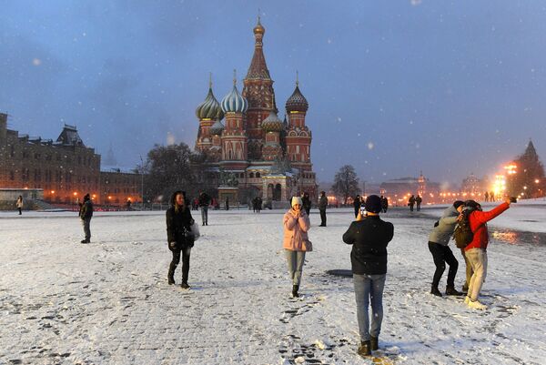 Прохожие на Красной площади в Москве - Sputnik Латвия
