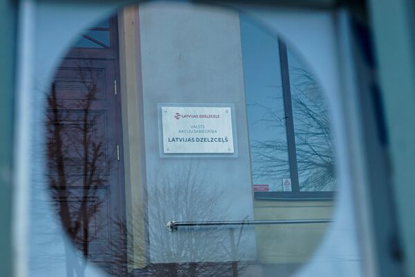 Табличка на здании Латвийской железной дороги (Latvijas dzelzceļš) - Sputnik Латвия