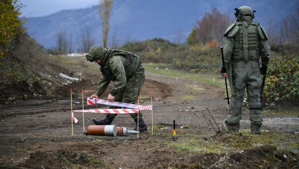 Специалисты противоминного центра Минобороны РФ в Нагорном Карабахе - Sputnik Latvija