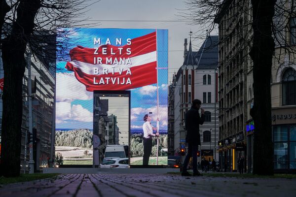 Врата почета. Флаг Латвии и надпись Мое золото - моя свободная Латвия. - Sputnik Латвия