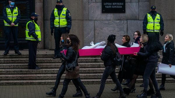 Акция протеста представителей индустрии красоты у кабинета министров против ограничений, связанных с пандемией COVID-19 - Sputnik Латвия