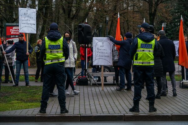 Акция протеста представителей индустрии красоты у кабинета министров против ограничений, связанных с пандемией COVID-19 Акция протеста представителей индустрии красоты у кабинета министров против ограничений, связанных с пандемией COVID-19 - Sputnik Латвия