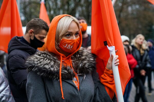 Вы люди или нет: протестующие у кабмина задали министрам неудобные вопросы Вы люди или нет: протестующие у кабмина задали министрам неудобные вопросы - Sputnik Латвия