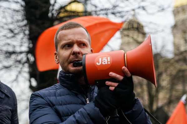 Вы люди или нет: протестующие у кабмина задали министрам неудобные вопросы Вы люди или нет: протестующие у кабмина задали министрам неудобные вопросы - Sputnik Латвия