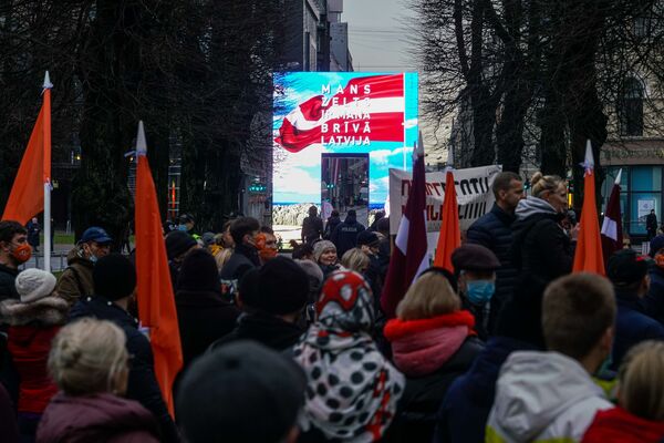Вы люди или нет: протестующие у кабмина задали министрам неудобные вопросы Вы люди или нет: протестующие у кабмина задали министрам неудобные вопросы - Sputnik Латвия