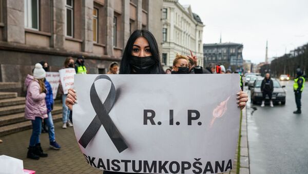Акция протеста представителей индустрии красоты у кабинета министров против ограничений, связанных с пандемией COVID-19 - Sputnik Latvija
