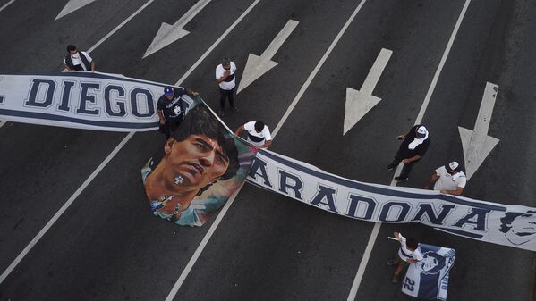 Болельщики с баннером во время скорби по Диего Марадоне в Аргентине  - Sputnik Латвия