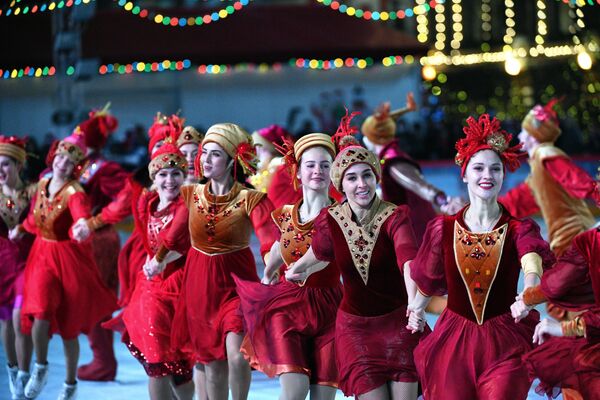 Артисты ледового шоу выступают на открытии ГУМ-катка на Красной площади в Москве - Sputnik Латвия