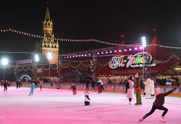 Гости катаются после открытия ГУМ-катка на Красной площади в Москве - Sputnik Латвия