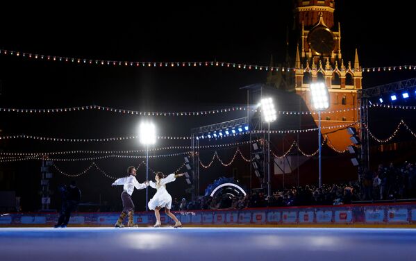 Фигуристы Маргарита Дробязко и Повилас Ванагас выступают на открытии ГУМ-катка на Красной площади в Москве - Sputnik Латвия