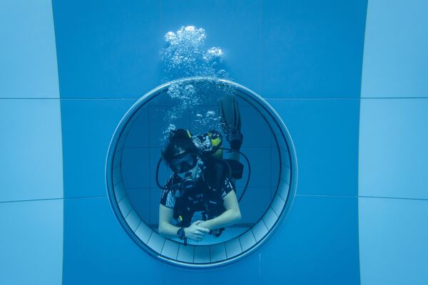 Ūdenslīdējs pasaulē dziļākajā baseinā Deepspot, Polijā - Sputnik Latvija