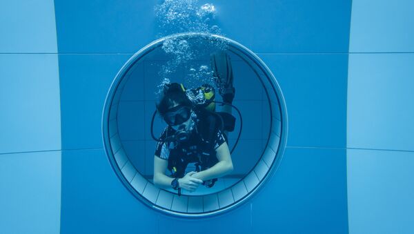 Ūdenslīdējs pasaulē dziļākajā baseinā Deepspot, Polijā - Sputnik Latvija
