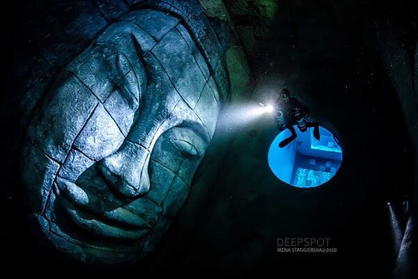 Maiju templis pasaulē dziļākajā baseinā Deepspot, Polijā - Sputnik Latvija