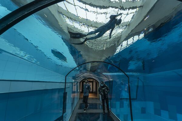 Дайвер в самом глубоком в мире бассейне в польском городе Мщонув - Sputnik Латвия