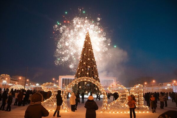 Svētku salūts pirmās Jaungada egles iededzināšanas svinīgajā ceremonijā Jakutskā – tā sākas Krievijas festivāls Ziema sākas Jakutskā - Sputnik Latvija