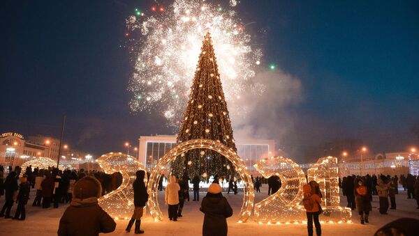 Svētku salūts pirmās Jaungada egles iededzināšanas svinīgajā ceremonijā Jakutskā – tā sākas Krievijas festivāls Ziema sākas Jakutskā - Sputnik Latvija