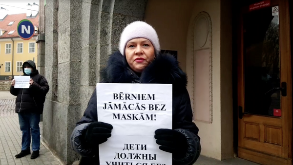 Инна Дьери в пикете против ношения масок младшеклассниками - Sputnik Латвия