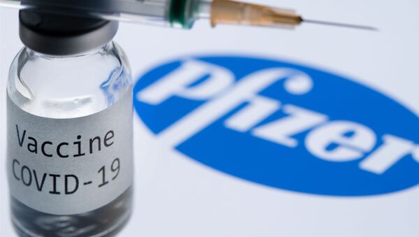Флакон с надписью Vaccine COVID-19 на фоне логотипа Pfizer - Sputnik Латвия
