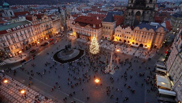 Рождественская ель на Староместской площади в Праге, Чехия - Sputnik Латвия