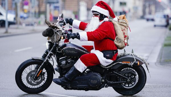 Патрик Кунц, основатель Harley Davidson riding Santas на мотоцикле в немецком городе Ландау. Каждый год участники движения собирают пожертвования для детского хосписа. В этом году из-за коронавируса Санты ездят на Харлеях не в колонне, а по одиночке - Sputnik Латвия