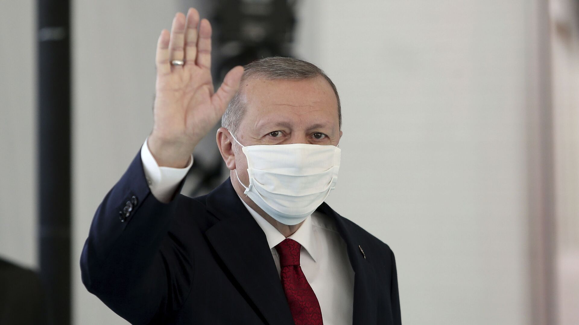 Президент Турции Реджеп Тайип Эрдоган в защитной медицинской маске в одном из госпиталей Стамбула - Sputnik Latvija, 1920, 30.06.2021