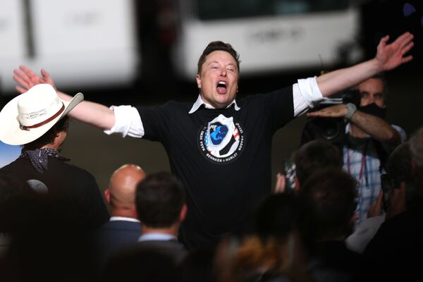 Ilons Masks svin raķetes SpaceX Falcon 9 sekmīgo startu ar kosmosa kuģi Crew Dragon Kenedija kosmiskajā centrā 30. maijā Ilons Masks svin raķetes SpaceX Falcon 9 sekmīgo startu ar kosmosa kuģi Crew Dragon Kenedija kosmiskajā centrā 30. maijā - Sputnik Latvija