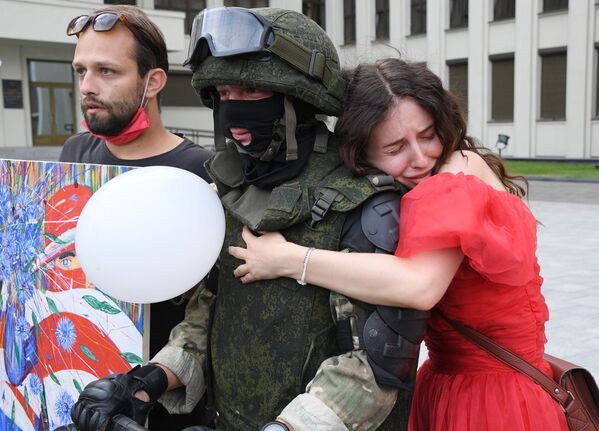 Protesta akcijas dalībnieki un karavīrs Minskā pēc prezidenta vēlēšanām Baltkrievijā Protesta akcijas dalībnieki un karavīrs Minskā pēc prezidenta vēlēšanām Baltkrievijā - Sputnik Latvija