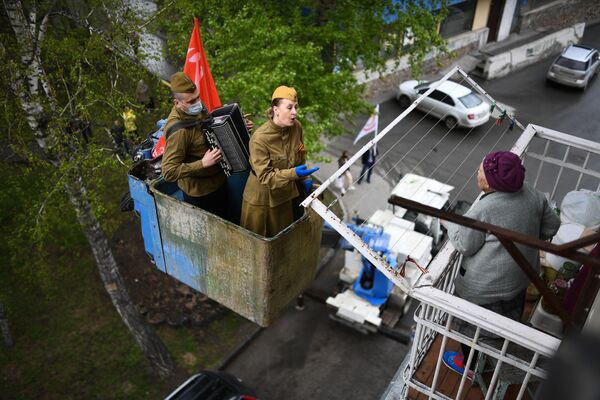 Mūziķis un dziedātāja apsveic Lielā Tēvijas kara veterāni Tatjanu Beļesovu ar Lielās Uzvaras 75. gadadienu sabiedriskā fonda Sociālais atbalsts ikgadējās akcijas ietvaros Novosibirskā Mūziķis un dziedātāja apsveic Lielā Tēvijas kara veterāni Tatjanu Beļesovu ar Lielās Uzvaras 75. gadadienu sabiedriskā fonda Sociālais atbalsts ikgadējās akcijas ietvaros Novosibirskā - Sputnik Latvija