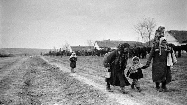 Мирные жители возвращаются в освобожденные деревни. Украина. Одесская область. - Sputnik Latvija