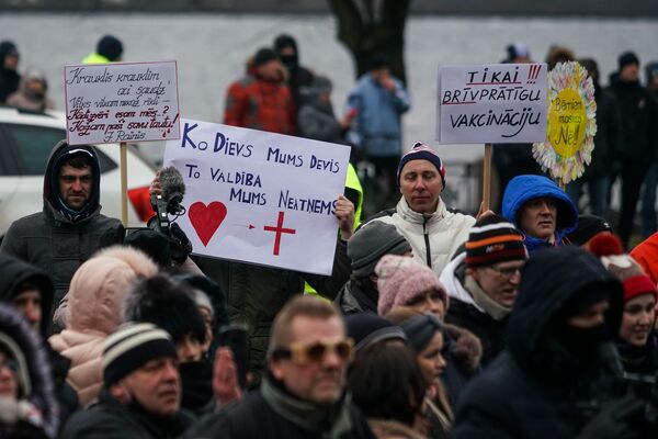 Народа мало, задержаны пьяные, виноваты провокаторы: власти Латвии о протестах в Риге Народа мало, задержаны пьяные, виноваты провокаторы: власти Латвии о протестах в Риге - Sputnik Латвия