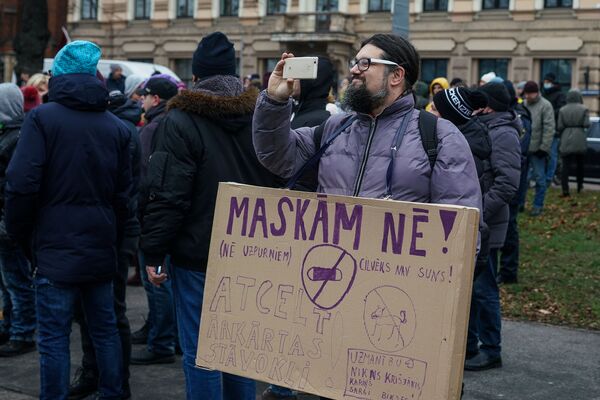 Protesti Rīgā: Latvijas varas patiesie ienaidnieki nav nedz masku nīdēji, nedz krievi Protesti Rīgā: Latvijas varas patiesie ienaidnieki nav nedz masku nīdēji, nedz krievi - Sputnik Latvija
