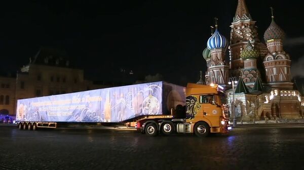 В Кремль привезли главную новогоднюю ель страны - Sputnik Latvija
