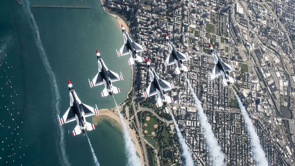 Пилоты Thunderbirds Delta выполняют маневр Delta Loop во время практического авиационно-водного шоу в Чикаго  - Sputnik Латвия