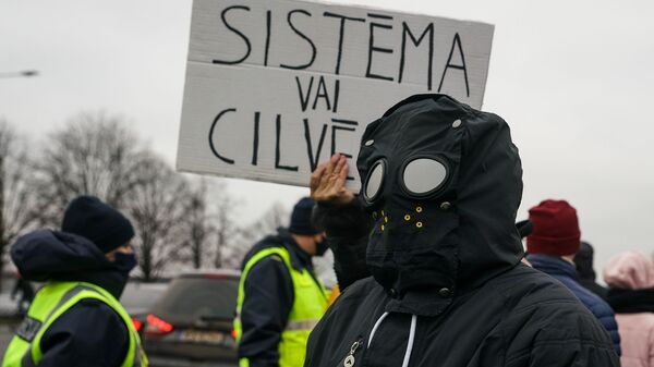 Плакат Система или человек. Акция протеста на набережной 11 Ноября в Риге против ограничений в связи с пандемией COVID-19 - Sputnik Латвия