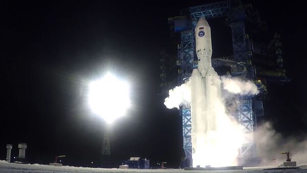 Она летает, черт возьми! Появилось видео запуска тяжелой ракеты Ангара-А5 - Sputnik Латвия