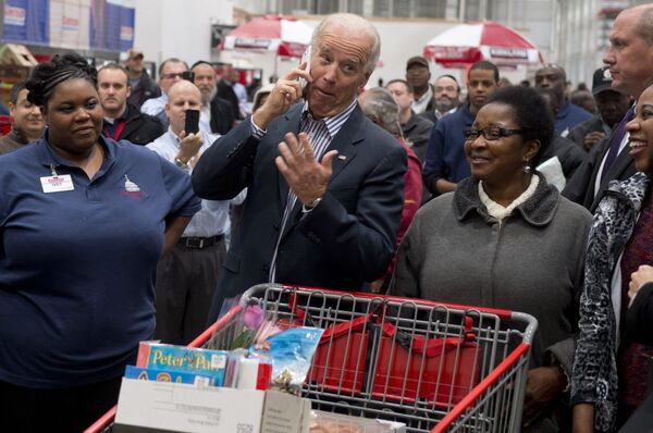 Вице-президент США Джо Байден во время посещения магазина Costco в Вашингтоне Вице-президент США Джо Байден во время посещения магазина Costco в Вашингтоне - Sputnik Latvija