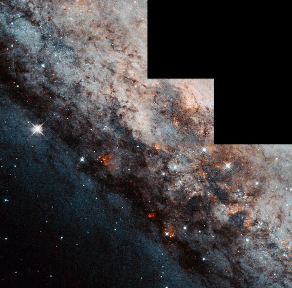 Spirālveida galaktika NGC 4945 ar šķērsi Centaura zvaigznājā Spirālveida galaktika NGC 4945 ar šķērsi Centaura zvaigznājā - Sputnik Latvija