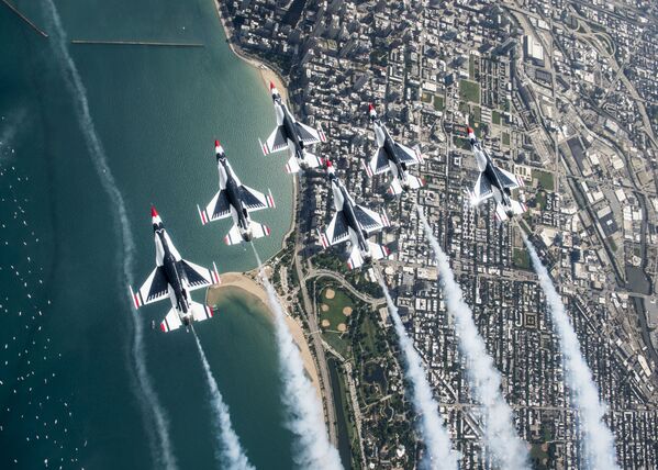 Пилоты Thunderbirds Delta выполняют маневр Delta Loop во время практического авиационно-водного шоу в Чикаго Пилоты Thunderbirds Delta выполняют маневр Delta Loop во время практического авиационно-водного шоу в Чикаго - Sputnik Latvija