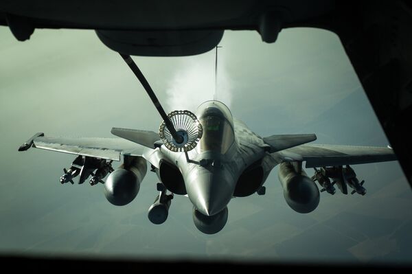 Французский истребитель Dassault Rafale во время дозаправки в воздухе Французский истребитель Dassault Rafale во время дозаправки в воздухе - Sputnik Latvija