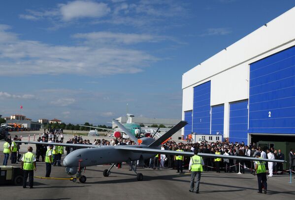 Первый в Турции беспилотный самолет Anka или Phoenix во время церемонии выкатки в TAI - Turkish Aerospace Space Industries Inc., недалеко от Анкары Первый в Турции беспилотный самолет Anka или Phoenix во время церемонии выкатки в TAI - Turkish Aerospace Space Industries Inc., недалеко от Анкары - Sputnik Latvija