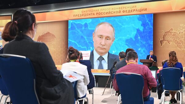 Президент России Владимир Путин участвует в ежегодной пресс-конференции в режиме видеоконференции, 17 декабря 2020 - Sputnik Latvija