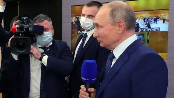 Президент РФ Владимир Путин во время общения с журналистами после большой ежегодной пресс-конференции, 17 декабря 2020 - Sputnik Latvija