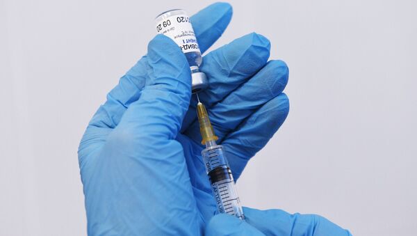Медицинская сестра набирает в шприц вакцину Гам-КОВИД-Вак (Спутник V) - Sputnik Latvija