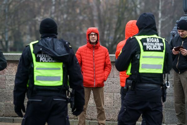 Neskatoties uz aizliegumiem: protestētāji sapulcējušies pie Brīvības pieminekļa Neskatoties uz aizliegumiem: protestētāji sapulcējušies pie Brīvības pieminekļa - Sputnik Latvija