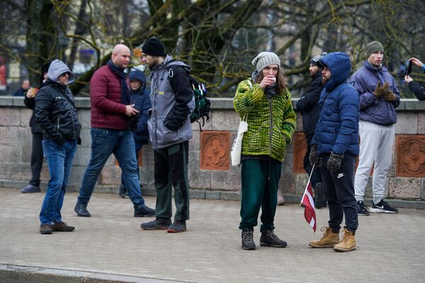 Neskatoties uz aizliegumiem: protestētāji sapulcējušies pie Brīvības pieminekļa Neskatoties uz aizliegumiem: protestētāji sapulcējušies pie Brīvības pieminekļa - Sputnik Latvija